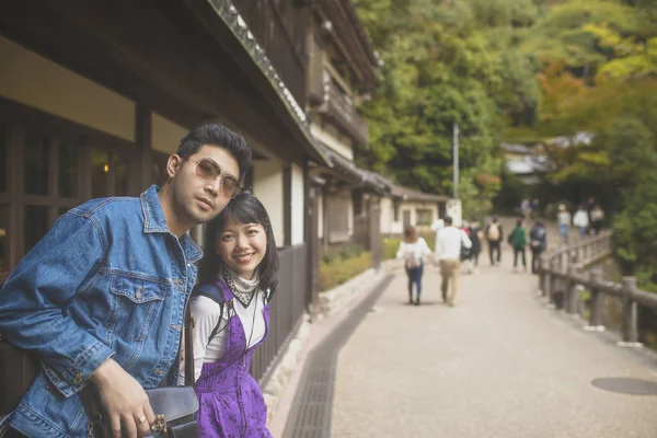 年轻的亚洲男人和女人在日本目的地愉快地旅行 — 图库照片