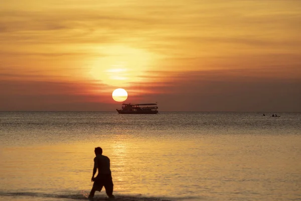 Красиве Небо Заходу Сонця Туристичний Човен Плаває Над Морем — стокове фото