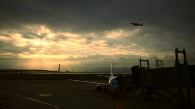 Osaka havaalanı Japonya 'da karanlık gökyüzü