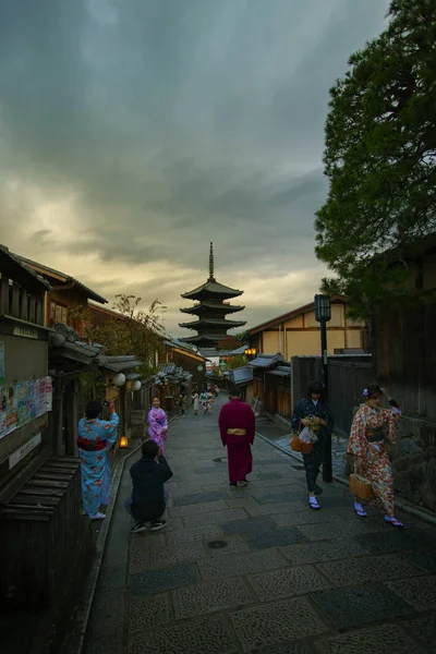 Kyoto Japonia Listopada 2018 Grupa Osób Noszących Odzież Kimono Japońskiej — Zdjęcie stockowe