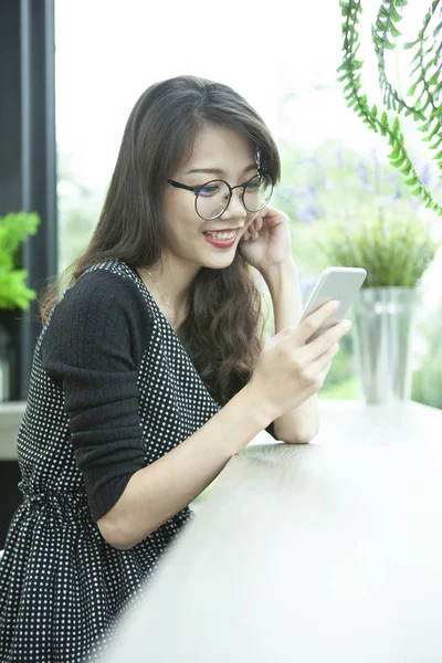 Vackra Yngre Asiatisk Kvinna Toothy Leende Ansikte Lycka Känslor Läsa — Stockfoto