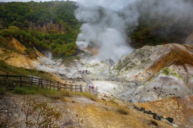 jigokudani noboribetsu Vadisi en popüler seyahat hedef sapporo Hokkaido'da birini izinde yürüyen turist