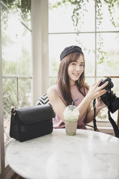 Retrato Mais Jovem Asiático Mulher Relaxante Segurando Dslr Câmera Mão — Fotografia de Stock