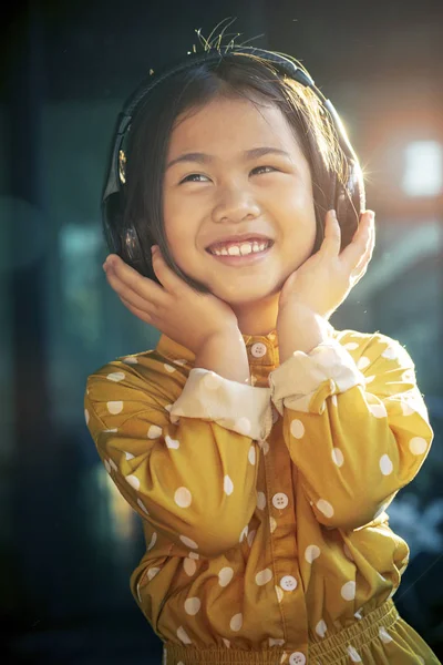 Портрет Азиатских Детей Слышащих Музыку Наушниках Зубастые Улыбающиеся Эмоции Счастья — стоковое фото