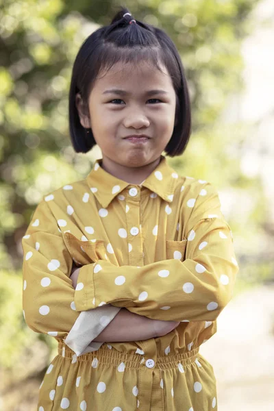 可爱的脸亚洲孩子开玩笑的脸幸福的情感 — 图库照片