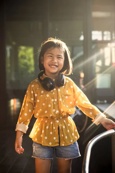 Bewegende Bewegung Reizender Asiatischer Kinder Die Mit Musik Und Glücksgefühlen — Stockfoto