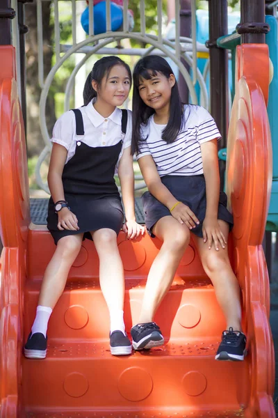 Deux Belle Asiatique Adolescent Relaxant Dans Les Enfants Terrain Jeu — Photo
