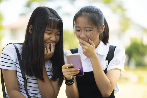 Due Asiatico Adolescente Ridere Con Felicità Faccia Lettura Messaggio Smart — Foto Stock