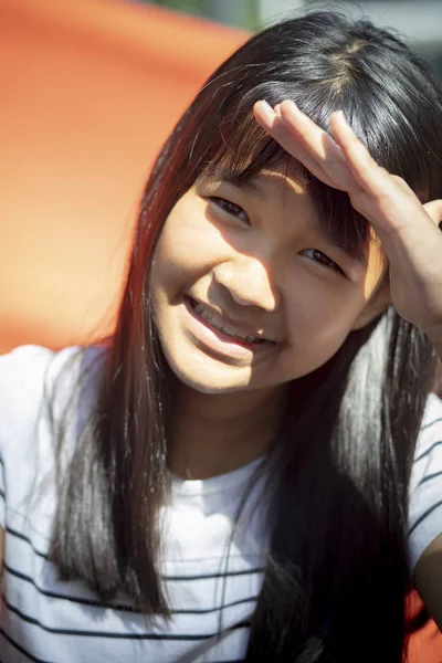 Bronceado Piel Asiático Adolescente Usando Mano Proteger Sol Quemado Cara — Foto de Stock