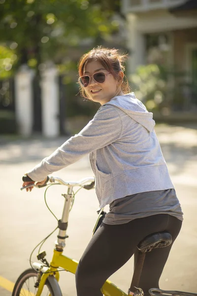 Mujer Vistiendo Ropa Deportiva Cara Sonriente Mini Bicicleta —  Fotos de Stock