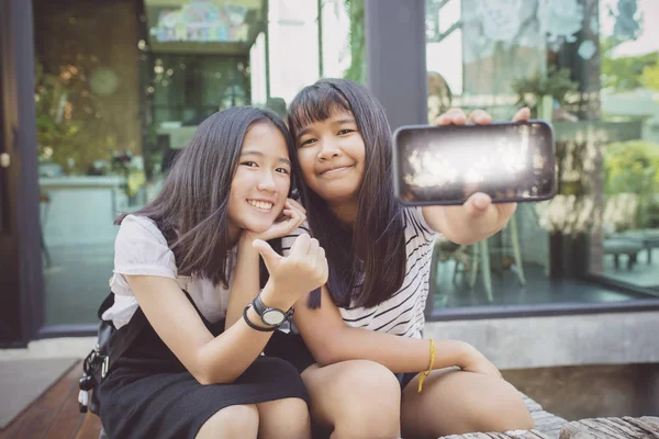 Dois Asiático Adolescente Felicidade Rosto Mostrar Tela Exibição Telefone Inteligente — Fotografia de Stock