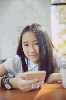 El yüz Asya genç mutluluk güler yüz ile akıllı telefon kadar yakın