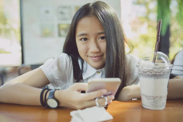 特写面对亚洲青少年幸福的笑脸与智能手机在手 — 图库照片
