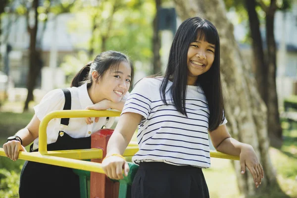 Toothy Sonriente Cara Asiático Adolescente Relajante Niños Parque Infantil — Foto de Stock