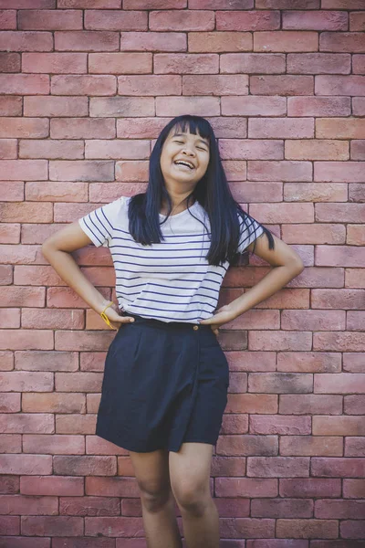 Azjatycki Nastolatek Pozie Jak Modelka Przeciwko Czerwony Mur Cegły — Zdjęcie stockowe