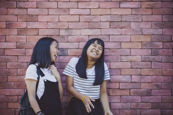 Два Азіатських Підлітка Сміються Щасливими Емоціями Стоять Стіні Червоної Цегли — стокове фото