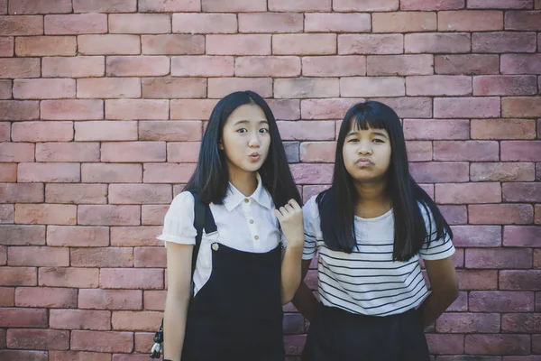 Dwie Azjatki Nastolatkę Stojącą Przed Ściany Czerwonej Cegły Zaskakujące Oblicze — Zdjęcie stockowe
