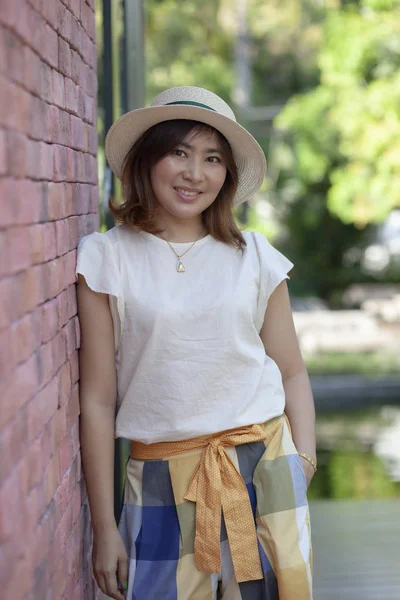 Portrait Einer Schönen Alleinstehenden Jährigen Asiatin Die Entspannte Urlaubszeit Genießt — Stockfoto