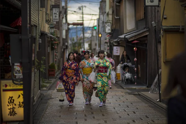 Kyoto, Japonia - november9, 2018: japoński kobieta nosi kimono clo — Zdjęcie stockowe