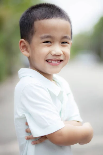 Зубастое улыбающееся лицо азиатских детей счастливое эмоциональное лицо — стоковое фото