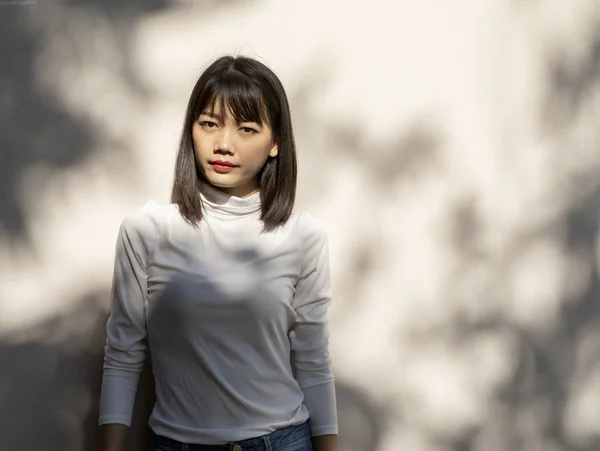 Porträtt Vackra Yngre Asiatisk Kvinna Som Står Mot Vit Vägg — Stockfoto