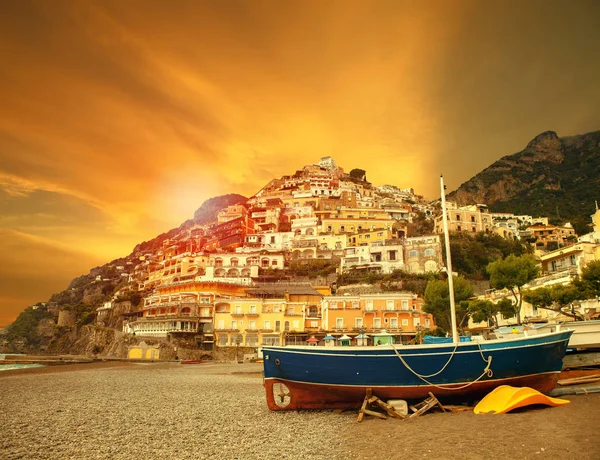 美丽风景秀丽的波西塔诺的海滩索伦托镇南意大利重要旅游目的地的地中海 — 图库照片