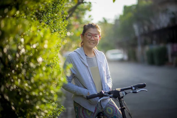 Toothy Sonriente Cara Asiático Mujer Pie Con Bicicleta Pueblo Calle —  Fotos de Stock