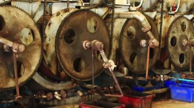 Eski fabrikada buhar makinesi