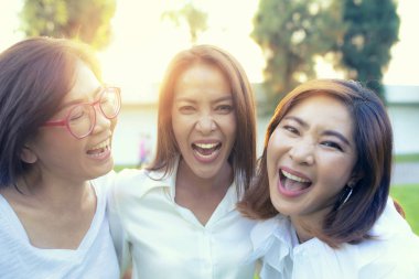 Üç Asyalı kadın arkadaş mutluluk duygu tatil zamanı