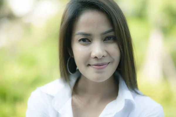 Primer Plano Cara Asiática Joven Mujer Toothy Sonriendo Cara Contra — Foto de Stock