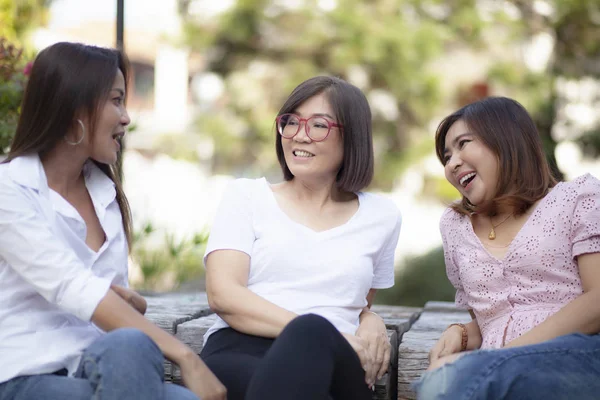 多年龄的亚洲女人放松说话与幸福的情感 — 图库照片