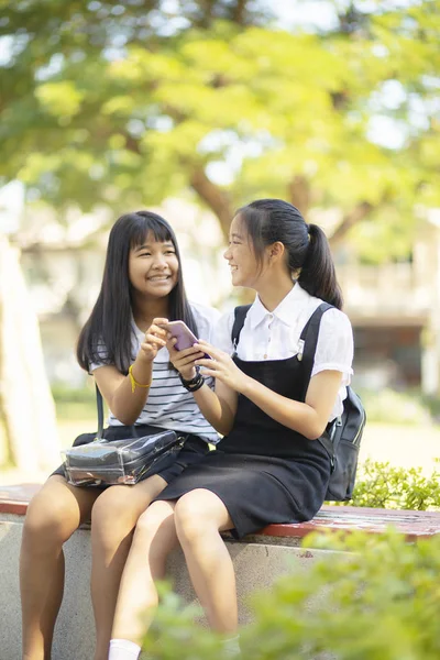 Dos Asiático Adolescente Felicidad Cara Celebración Smartphone Mano Hablando Wiht — Foto de Stock
