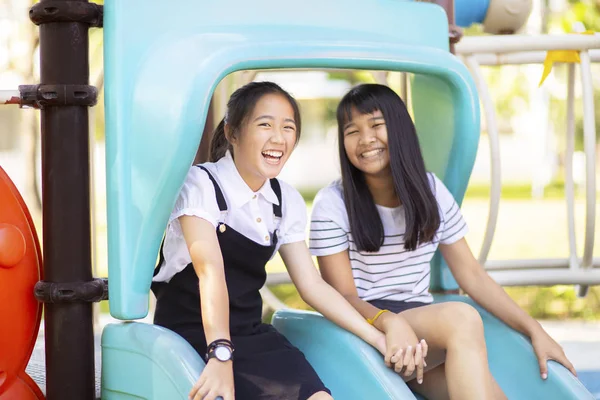 Alegre Asiático Adolescente Rindo Crianças Playground — Fotografia de Stock