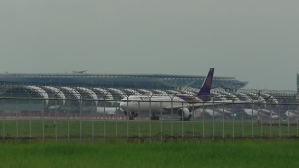 バンコク September29 2018 スワンナプーム国際空港に到着したタイの航空路の平面 Thaiairway はタイの国民の旅客機 — ストック動画