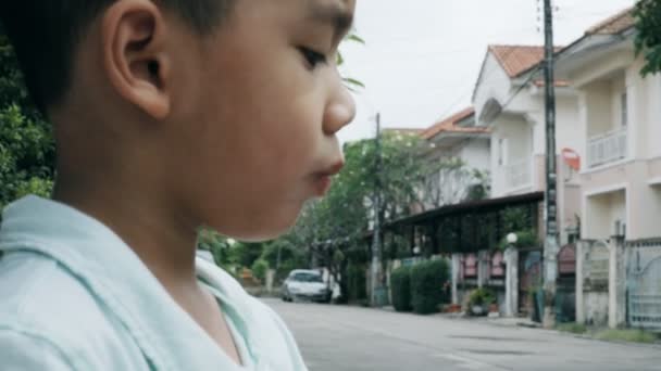 アジアの子供たちがアイスクリームを食べること — ストック動画