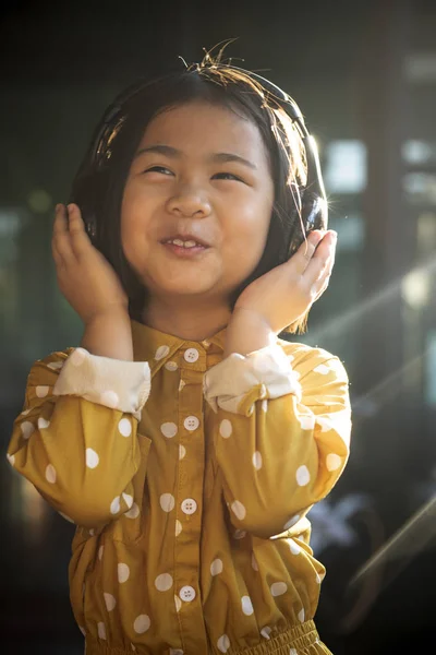 Lycka Ansikte Asiatiska Barn Musik Huvudet Telefon — Stockfoto