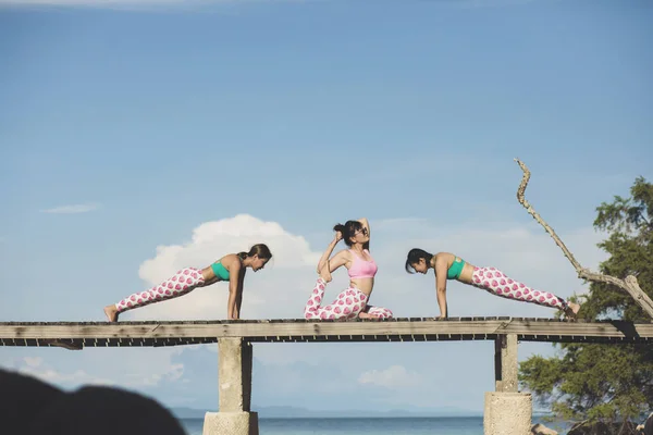 Kadın Tatil Rahatlatıcı Oyun Yoga Beach Iskelesinden Üzerinde Poz — Stok fotoğraf