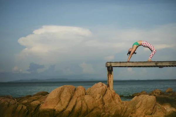 Rahatlatıcı Plaj Iskelede Yoga Poz Oynayan Kadın Sağlık — Stok fotoğraf
