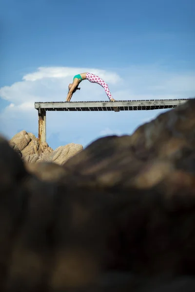 Rahatlatıcı Tatil Plaj Iskelede Yoga Poz Oynayan Kadın — Stok fotoğraf
