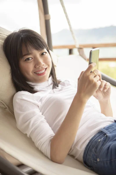 Beautiful Asian Younger Woman Relaxing Holding Smartphone Cradle — Stock Photo, Image