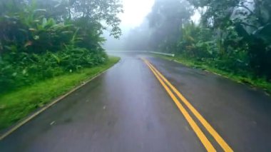 Yüksekdağ Tayland 'da sisli dağ yolu