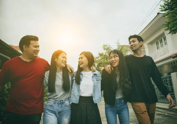 一群亚洲年轻的男人和女人放松牙齿笑脸与幸福的情感 — 图库照片