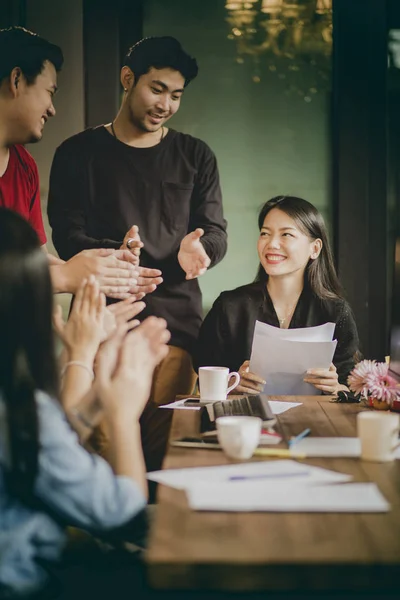 오피스에서 성공적인 아시아 프리랜서 프로젝트 — 스톡 사진