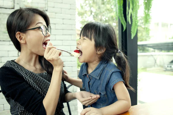 Asiatisk Kvinna Och Dotter Äter Jordgubbstårta Hem Vardagsrum — Stockfoto