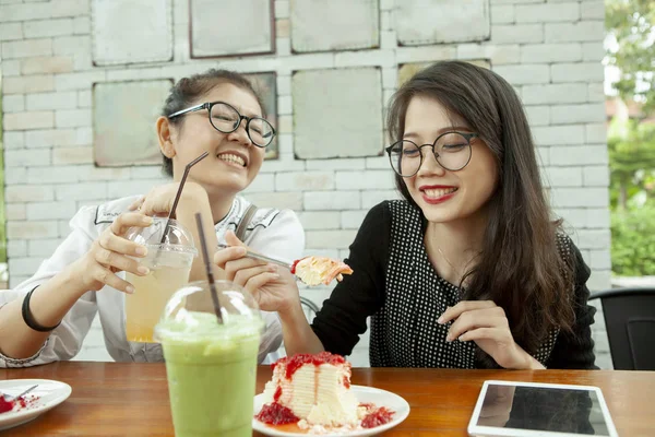 Dois Asiático Mulher Felicidade Emoção Comer Morango Queijo Bolo Café — Fotografia de Stock