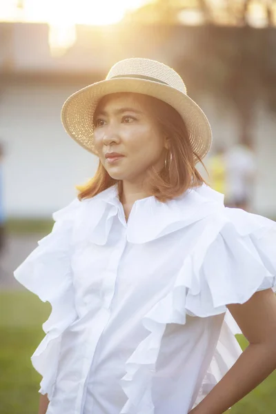 Retrato Hermosa Mujer Asiática Con Sombrero Paja Contra Hermosa Luz —  Fotos de Stock