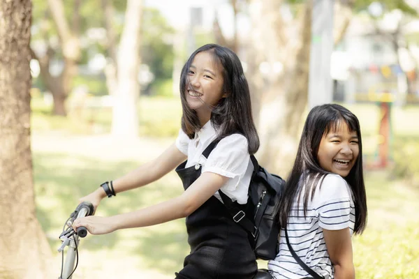 Alegre Asiático Adolescente Felicidad Emoción Equitación Bicicleta Público Parque —  Fotos de Stock