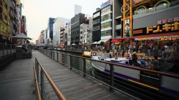 Dotonbori Osaka Japón Noviembre8 2018 Barco Turístico Navegando Canal Dotonbori — Vídeos de Stock