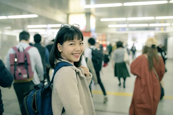 Ásia Mais Jovem Mulher Viajando Metro Trens Estação Osaka Japão — Fotografia de Stock