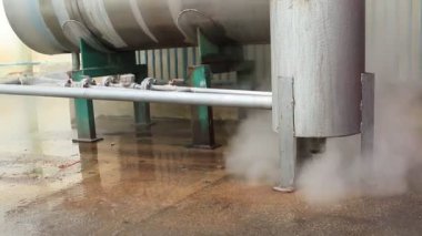 sanayi fabrikasında buhar üfleme